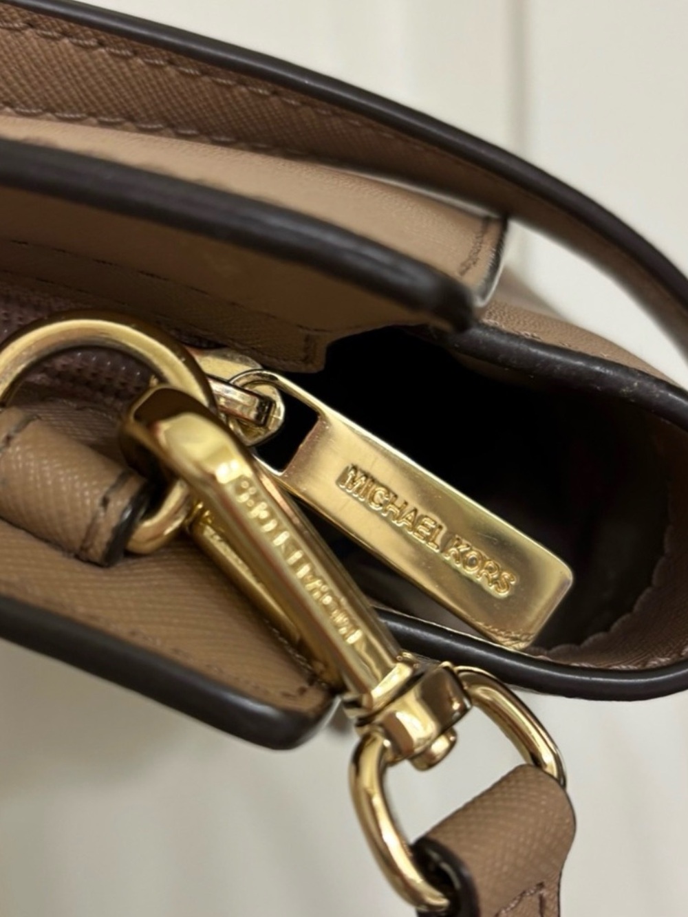 Michael Kors Selma Large Saffiano Leather Crossbody Taupe -NWT & Dust Bag - Picture 5 of 8